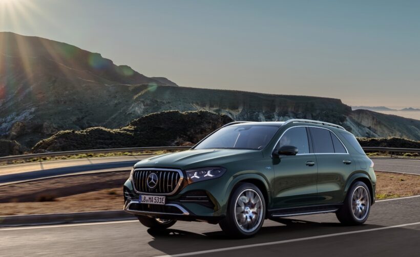 「メルセデス AMG GLE 53 ハイブリッド 4MATIC+」改良新型の走行シーン。