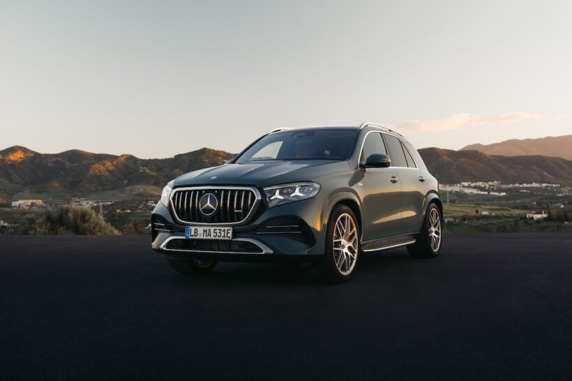 「メルセデス AMG GLE 53 ハイブリッド 4MATIC+」改良新型の走行シーン。