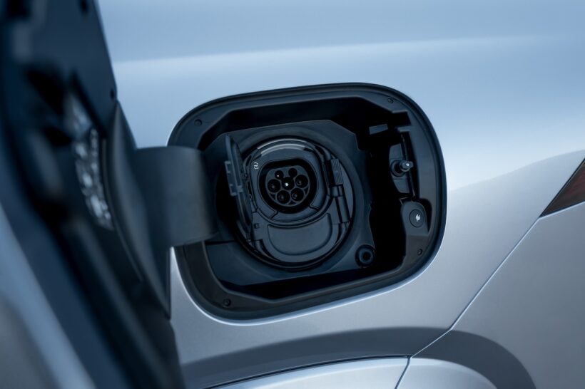 「メルセデス・ベンツ GLE」改良新型の給電口。
