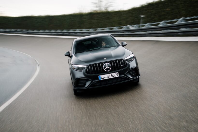新型「メルセデス AMG GLC 53 4MATIC+」の走行シーン。