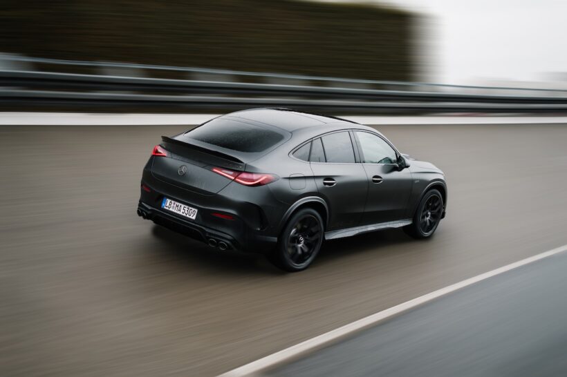 新型「メルセデス AMG GLC 53 4MATIC+」の走行シーン。