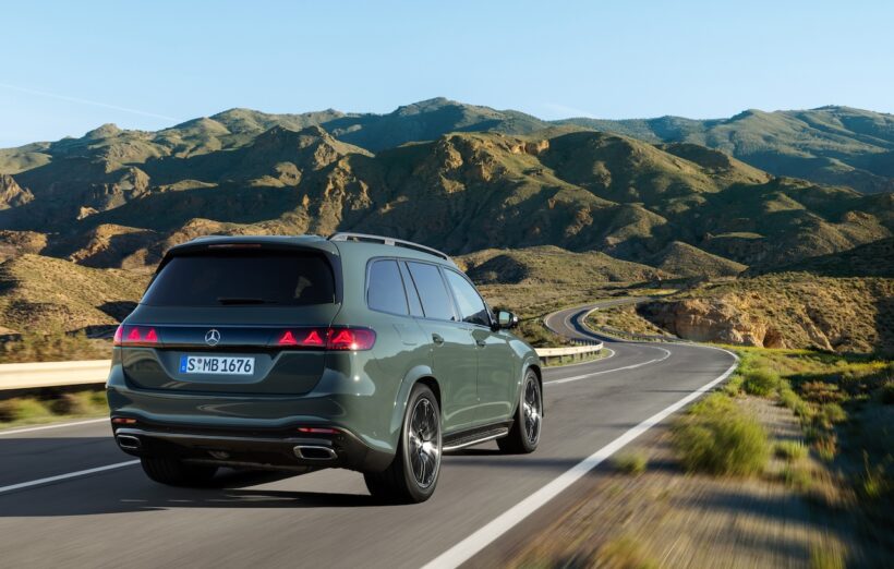 「メルセデス・ベンツ GLS」改良新型の走行シーン。