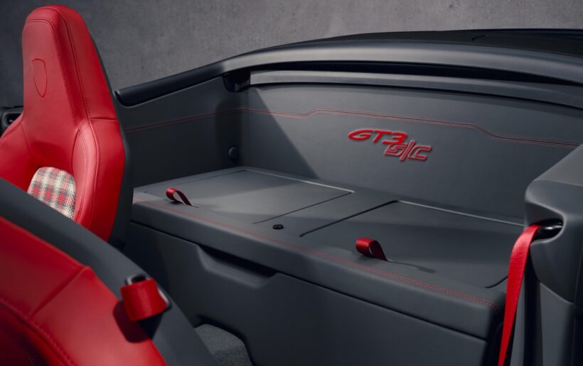 「911 GT3 S/C」は2シーターとなり、リヤキャビンには、軽量収納ボックスを装備することができる。
