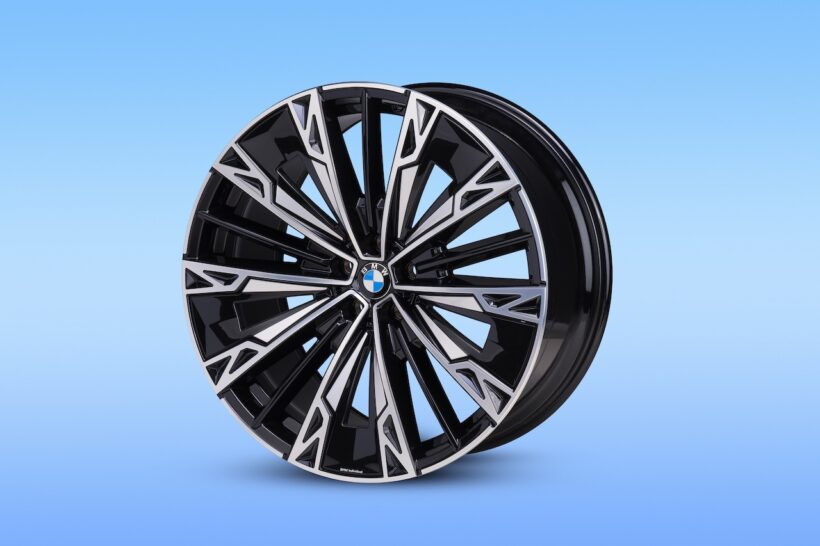 BMWは2026年中に投入するフル電動サルーン「BMW i7」改良新型に、リサイクル材を使用したホイールなど、サステナビリティ施策に則った技術が導入される。
