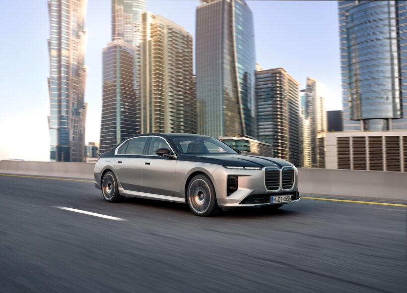 「BMW 7シリーズ」改良新型の走行シーン。