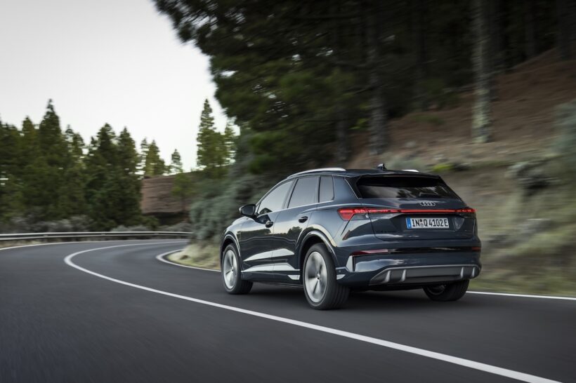 「アウディ Q4 SUV e-tron」改良新型の走行シーン。