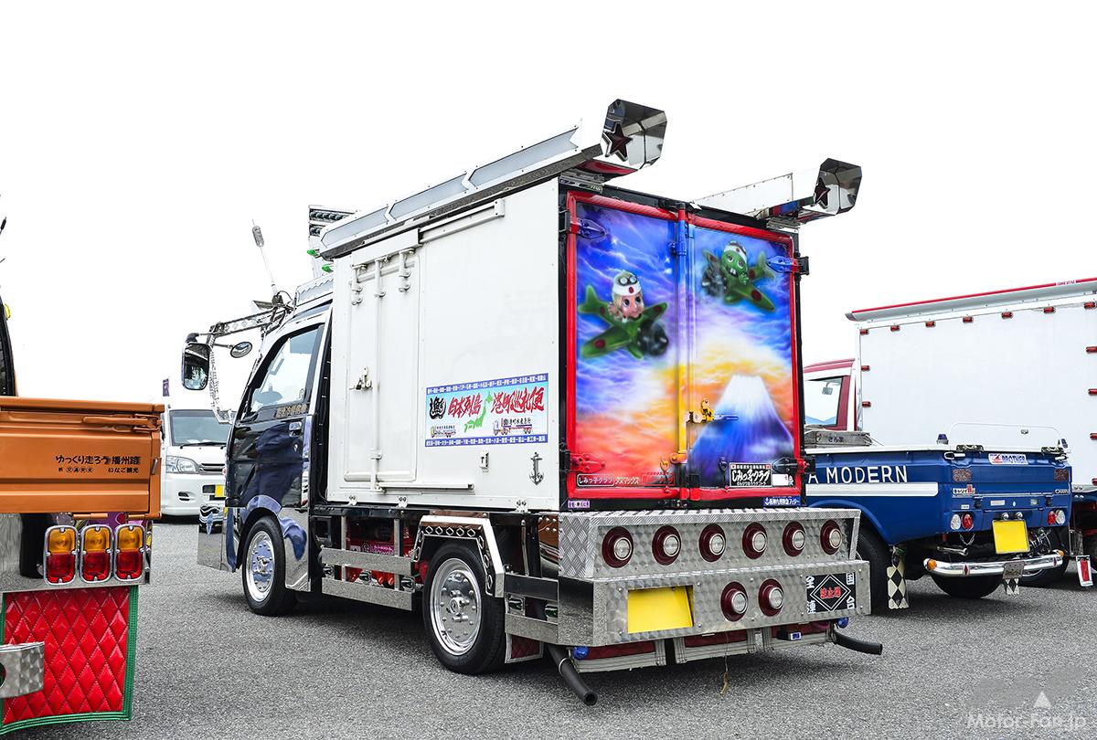 軽トラカスタム】「完成度が高すぎる本気仕様の“デコトラ”」は畳で車 