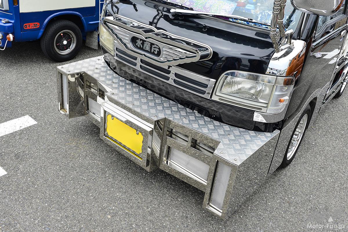 軽トラカスタム】「完成度が高すぎる本気仕様の“デコトラ”」は畳で車