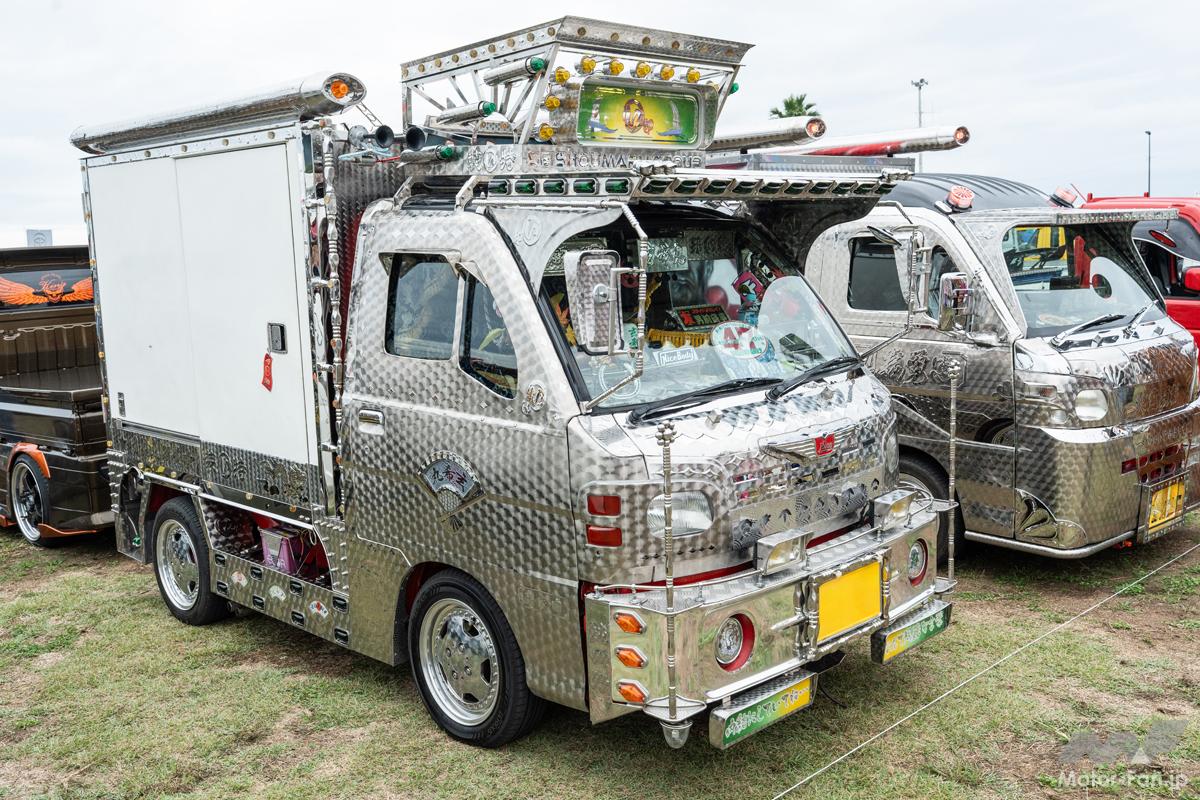 これぞ神戸・淡路流！」全面ウロコステンで魅せる王道デコトラ、車内は