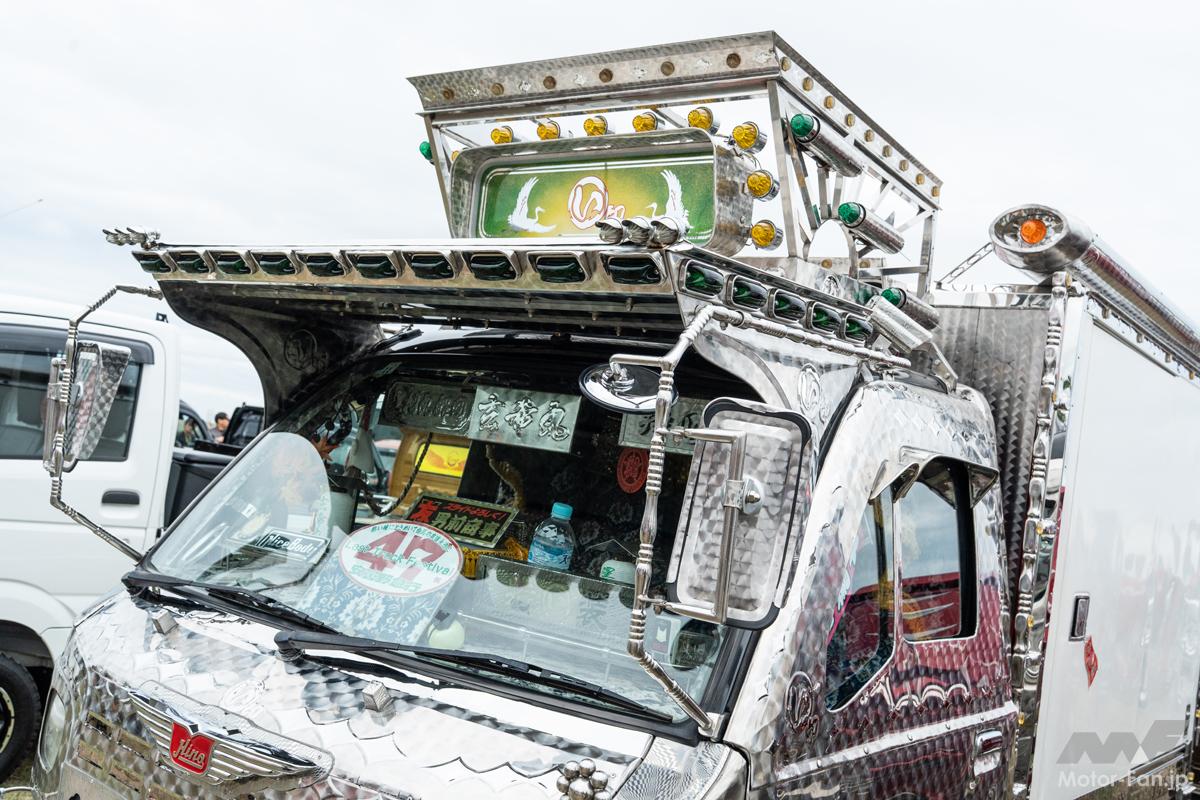 これぞ神戸・淡路流！」全面ウロコステンで魅せる王道デコトラ、車内は