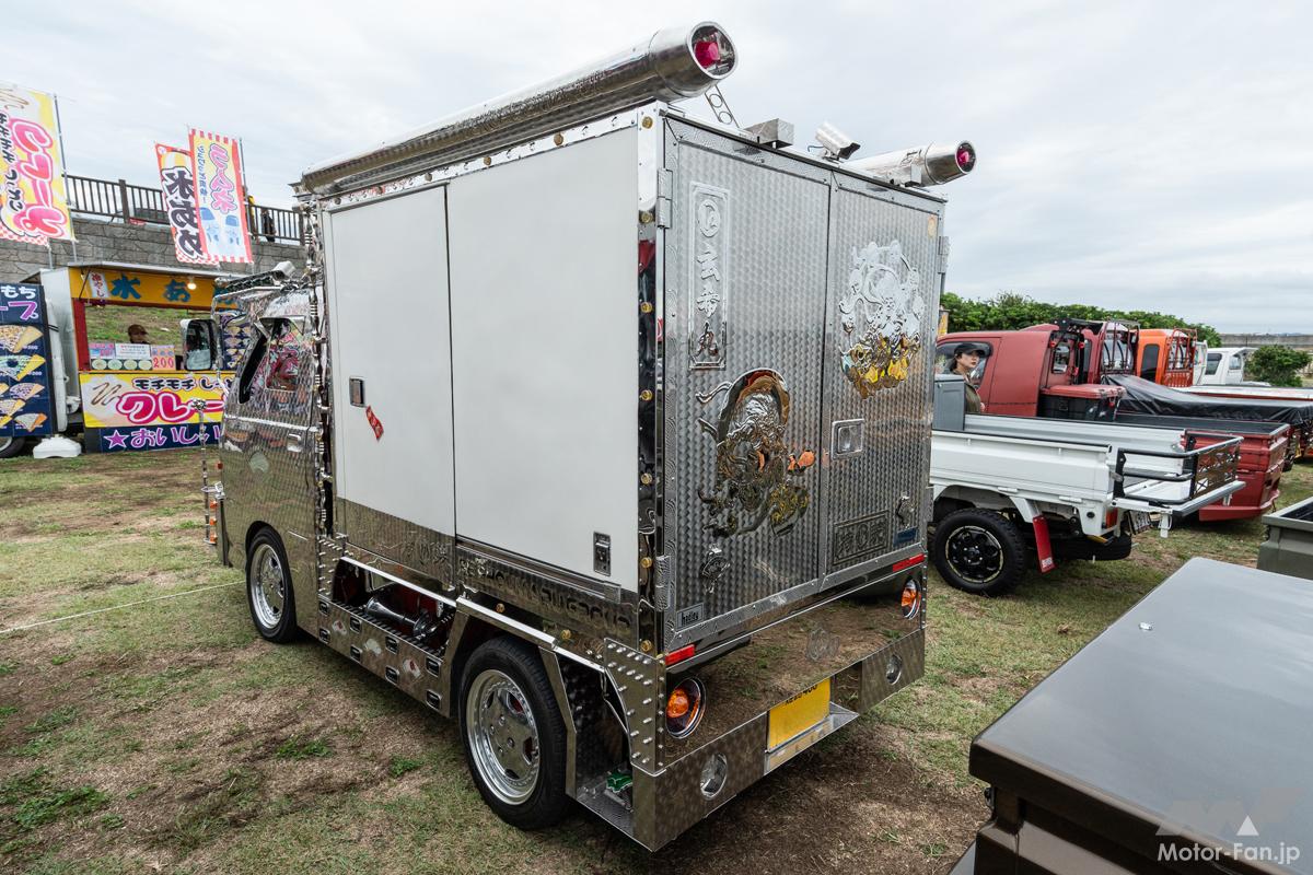 シャンデリア　デコトラレトロ これぞ神戸・淡路流！」全面ウロコステンで魅せる王道デコトラ、車内は