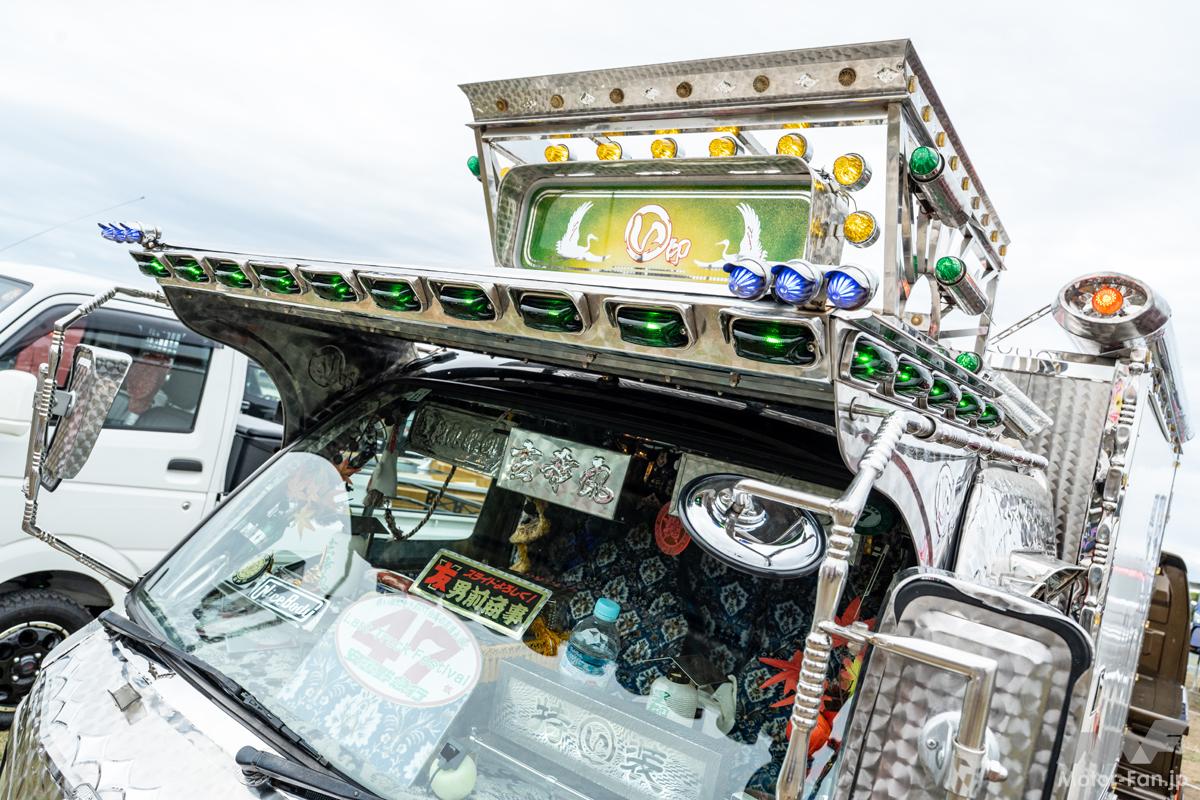 これぞ神戸・淡路流！」全面ウロコステンで魅せる王道デコトラ、車内は