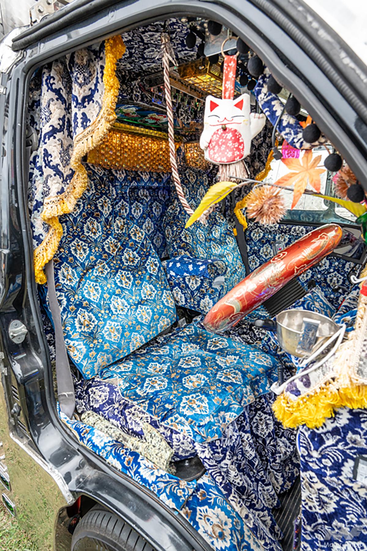 これぞ神戸・淡路流！」全面ウロコステンで魅せる王道デコトラ、車内は