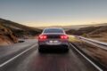 フル電動パワートレインを搭載する新型「メルセデス・ベンツ Cクラス」の走行シーン。
