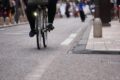 前から自転車が向かってくる様子