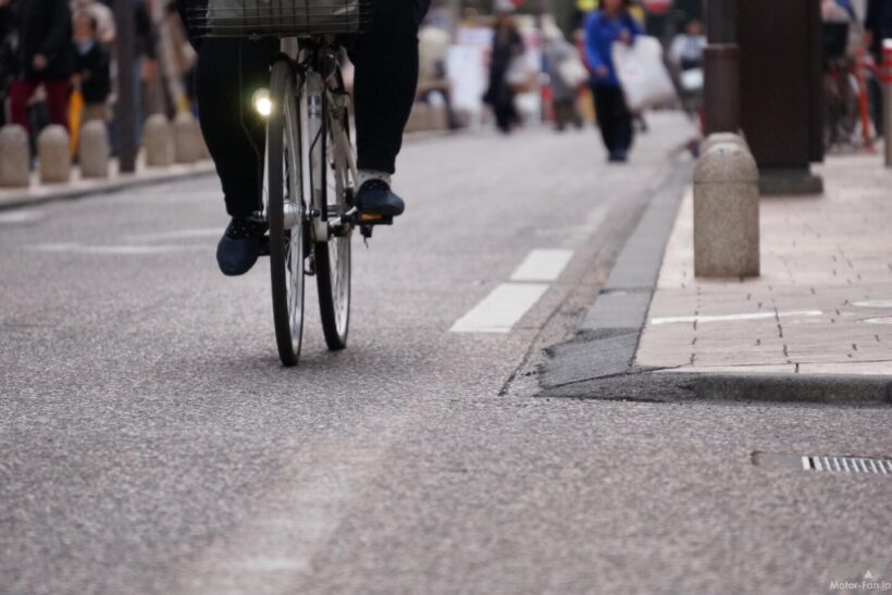 前から自転車が向かってくる様子