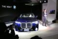 新型「BMW 7シリーズ」とプレゼンを行う上野金太郎新社長。