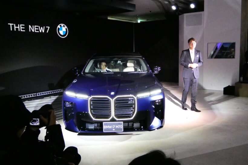 新型「BMW 7シリーズ」とプレゼンを行う上野金太郎新社長。