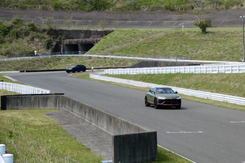 ショートコースで開催されたウルスSEの試乗