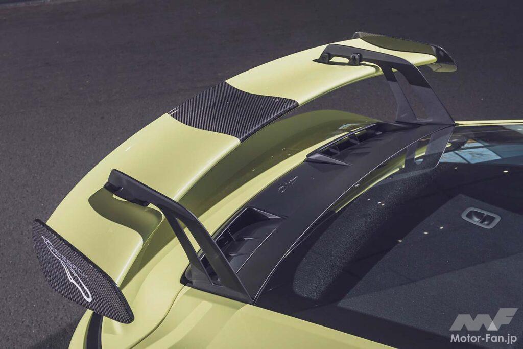GT3とツーリングパッケージを見分ける最大のポイントがリヤスポイラーだ。ノーマルはスワンネックタイプの大型ウイング、ツーリングパッケージはボディの一部が後方にスライドする伸長式スポイラーとなる。