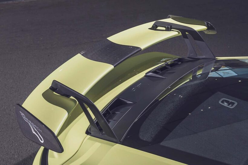 GT3とツーリングパッケージを見分ける最大のポイントがリヤスポイラーだ。ノーマルはスワンネックタイプの大型ウイング、ツーリングパッケージはボディの一部が後方にスライドする伸長式スポイラーとなる。