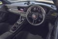 992II世代になりGT3のメーターパネルもフルデジタルに。試乗車は右ハンドルの7速DCT仕様で、オプションのヴァイザッハパッケージ（339万円）、クラブスポーツパッケージ（無償）を装着。フロントリッドやルーフなどがカーボン製になるほか、インテリアは一面バックスキン調の合成皮革でスポーティな装いに。ロールケージや6点式シートベルトも含まれる。エンジンフードはなく、オイルと冷却水の注入口を覆うフタが開くのみだ。