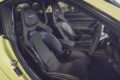 992II世代になりGT3のメーターパネルもフルデジタルに。試乗車は右ハンドルの7速DCT仕様で、オプションのヴァイザッハパッケージ（339万円）、クラブスポーツパッケージ（無償）を装着。フロントリッドやルーフなどがカーボン製になるほか、インテリアは一面バックスキン調の合成皮革でスポーティな装いに。ロールケージや6点式シートベルトも含まれる。エンジンフードはなく、オイルと冷却水の注入口を覆うフタが開くのみだ。