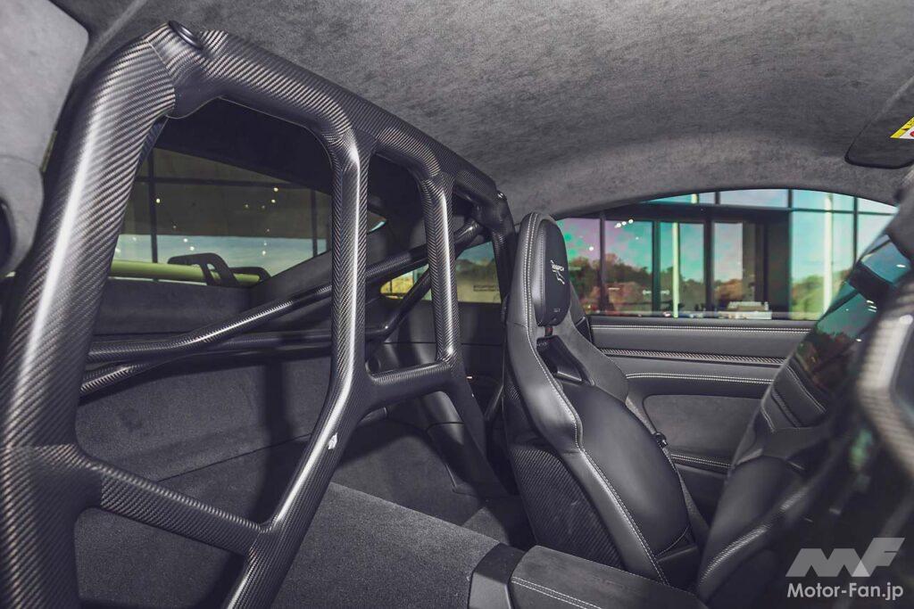 992II世代になりGT3のメーターパネルもフルデジタルに。試乗車は右ハンドルの7速DCT仕様で、オプションのヴァイザッハパッケージ(339万円)、クラブスポーツパッケージ(無償)を装着。フロントリッドやルーフなどがカーボン製になるほか、インテリアは一面バックスキン調の合成皮革でスポーティな装いに。ロールケージや6点式シートベルトも含まれる。エンジンフードはなく、オイルと冷却水の注入口を覆うフタが開くのみだ。