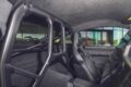 992II世代になりGT3のメーターパネルもフルデジタルに。試乗車は右ハンドルの7速DCT仕様で、オプションのヴァイザッハパッケージ（339万円）、クラブスポーツパッケージ（無償）を装着。フロントリッドやルーフなどがカーボン製になるほか、インテリアは一面バックスキン調の合成皮革でスポーティな装いに。ロールケージや6点式シートベルトも含まれる。エンジンフードはなく、オイルと冷却水の注入口を覆うフタが開くのみだ。