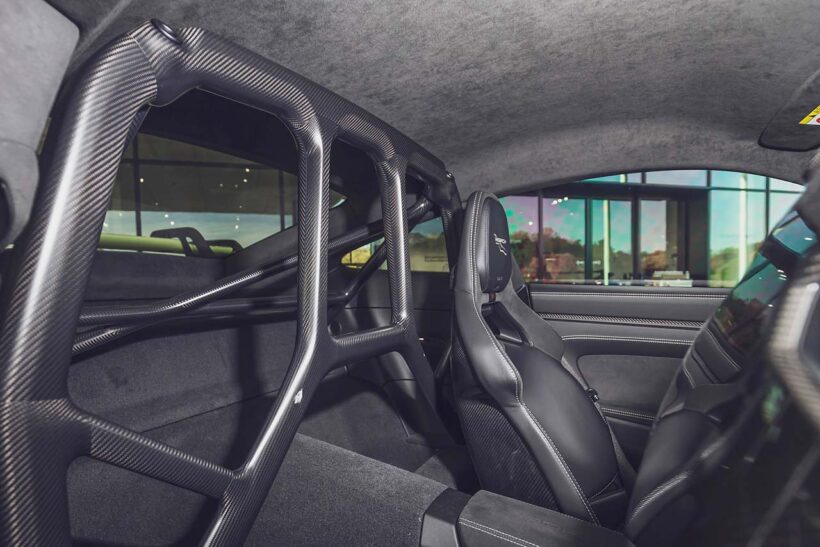 992II世代になりGT3のメーターパネルもフルデジタルに。試乗車は右ハンドルの7速DCT仕様で、オプションのヴァイザッハパッケージ（339万円）、クラブスポーツパッケージ（無償）を装着。フロントリッドやルーフなどがカーボン製になるほか、インテリアは一面バックスキン調の合成皮革でスポーティな装いに。ロールケージや6点式シートベルトも含まれる。エンジンフードはなく、オイルと冷却水の注入口を覆うフタが開くのみだ。