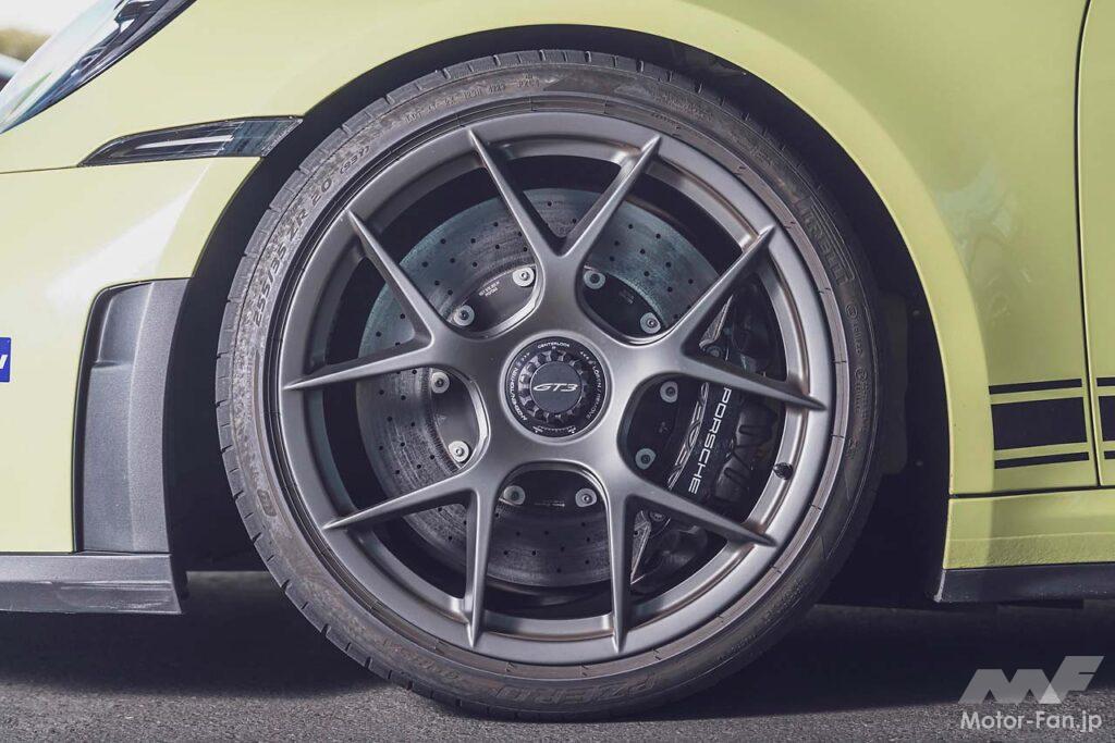 992II世代になりGT3のメーターパネルもフルデジタルに。試乗車は右ハンドルの7速DCT仕様で、オプションのヴァイザッハパッケージ(339万円)、クラブスポーツパッケージ(無償)を装着。フロントリッドやルーフなどがカーボン製になるほか、インテリアは一面バックスキン調の合成皮革でスポーティな装いに。ロールケージや6点式シートベルトも含まれる。エンジンフードはなく、オイルと冷却水の注入口を覆うフタが開くのみだ。
