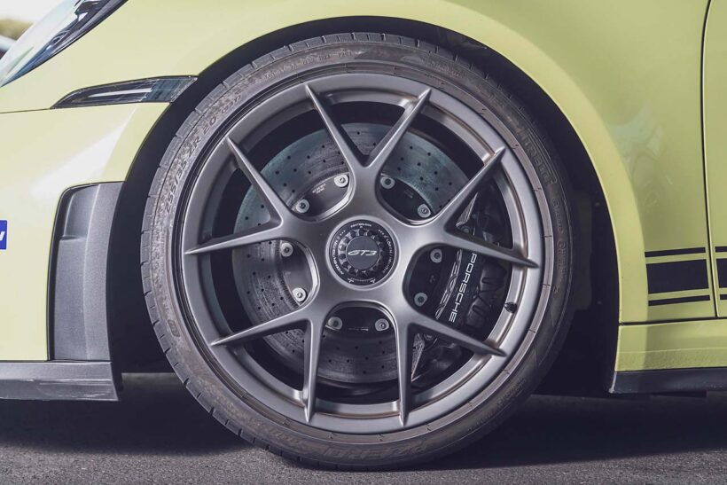 992II世代になりGT3のメーターパネルもフルデジタルに。試乗車は右ハンドルの7速DCT仕様で、オプションのヴァイザッハパッケージ（339万円）、クラブスポーツパッケージ（無償）を装着。フロントリッドやルーフなどがカーボン製になるほか、インテリアは一面バックスキン調の合成皮革でスポーティな装いに。ロールケージや6点式シートベルトも含まれる。エンジンフードはなく、オイルと冷却水の注入口を覆うフタが開くのみだ。