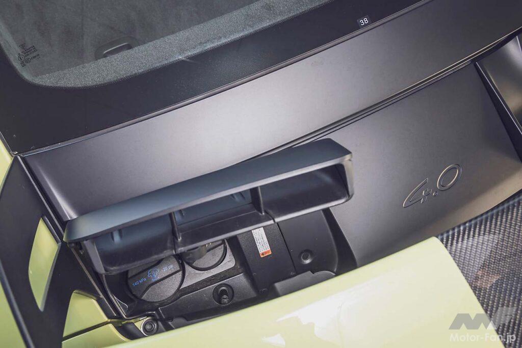 992II世代になりGT3のメーターパネルもフルデジタルに。試乗車は右ハンドルの7速DCT仕様で、オプションのヴァイザッハパッケージ（339万円）、クラブスポーツパッケージ（無償）を装着。フロントリッドやルーフなどがカーボン製になるほか、インテリアは一面バックスキン調の合成皮革でスポーティな装いに。ロールケージや6点式シートベルトも含まれる。エンジンフードはなく、オイルと冷却水の注入口を覆うフタが開くのみだ。