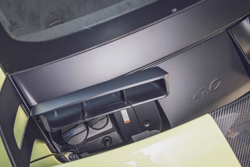 992II世代になりGT3のメーターパネルもフルデジタルに。試乗車は右ハンドルの7速DCT仕様で、オプションのヴァイザッハパッケージ（339万円）、クラブスポーツパッケージ（無償）を装着。フロントリッドやルーフなどがカーボン製になるほか、インテリアは一面バックスキン調の合成皮革でスポーティな装いに。ロールケージや6点式シートベルトも含まれる。エンジンフードはなく、オイルと冷却水の注入口を覆うフタが開くのみだ。