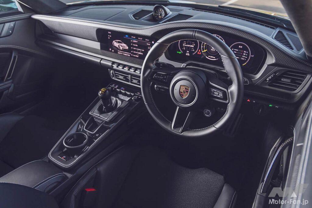 ツーリングパッケージの試乗車は6速MT仕様。エンジンの始動はカレラ系のようなボタン式ではなく、ロータリー式のイグニッションスイッチが残されている。ライトウェイトパッケージ（507.2万円）が装着されており、これを選ぶとルーフやバケットシート、リヤのスタビライザーがカーボン製になるほか、6速MTが911 S/T譲りのショートストロークタイプに。ホイールも9kgの軽量化を実現するマグネシウム製だ。リヤシートは無償オプション。