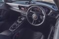 ツーリングパッケージの試乗車は6速MT仕様。エンジンの始動はカレラ系のようなボタン式ではなく、ロータリー式のイグニッションスイッチが残されている。ライトウェイトパッケージ（507.2万円）が装着されており、これを選ぶとルーフやバケットシート、リヤのスタビライザーがカーボン製になるほか、6速MTが911 S/T譲りのショートストロークタイプに。ホイールも9kgの軽量化を実現するマグネシウム製だ。リヤシートは無償オプション。