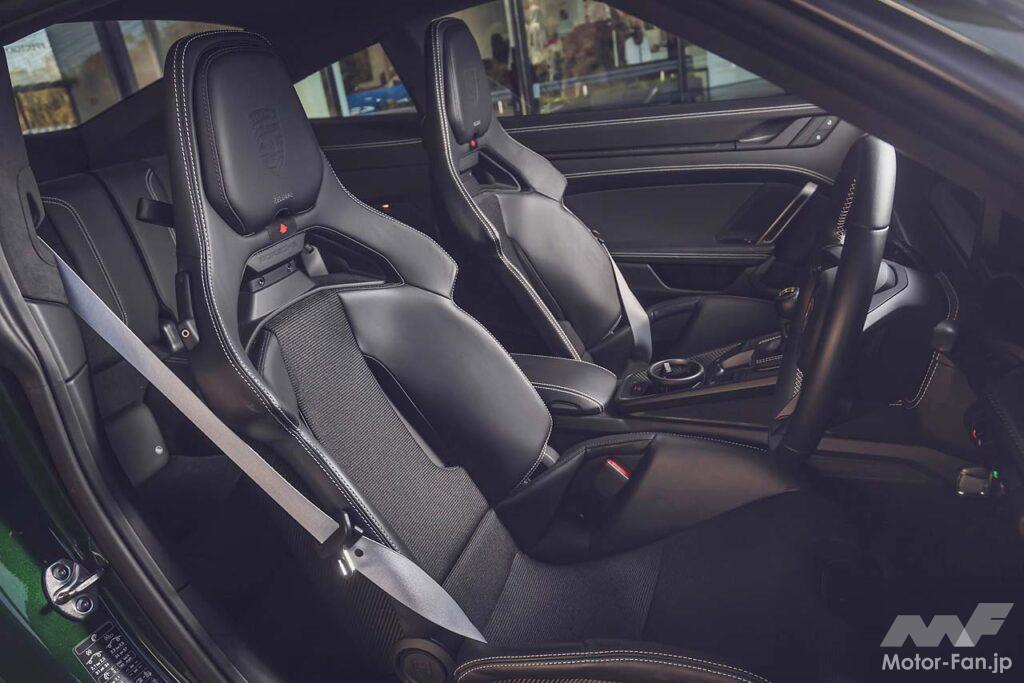 ツーリングパッケージの試乗車は6速MT仕様。エンジンの始動はカレラ系のようなボタン式ではなく、ロータリー式のイグニッションスイッチが残されている。ライトウェイトパッケージ(507.2万円)が装着されており、これを選ぶとルーフやバケットシート、リヤのスタビライザーがカーボン製になるほか、6速MTが911 S/T譲りのショートストロークタイプに。ホイールも9kgの軽量化を実現するマグネシウム製だ。リヤシートは無償オプション。
