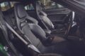 ツーリングパッケージの試乗車は6速MT仕様。エンジンの始動はカレラ系のようなボタン式ではなく、ロータリー式のイグニッションスイッチが残されている。ライトウェイトパッケージ（507.2万円）が装着されており、これを選ぶとルーフやバケットシート、リヤのスタビライザーがカーボン製になるほか、6速MTが911 S/T譲りのショートストロークタイプに。ホイールも9kgの軽量化を実現するマグネシウム製だ。リヤシートは無償オプション。