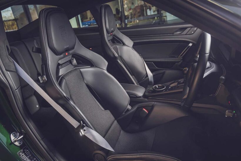 ツーリングパッケージの試乗車は6速MT仕様。エンジンの始動はカレラ系のようなボタン式ではなく、ロータリー式のイグニッションスイッチが残されている。ライトウェイトパッケージ（507.2万円）が装着されており、これを選ぶとルーフやバケットシート、リヤのスタビライザーがカーボン製になるほか、6速MTが911 S/T譲りのショートストロークタイプに。ホイールも9kgの軽量化を実現するマグネシウム製だ。リヤシートは無償オプション。