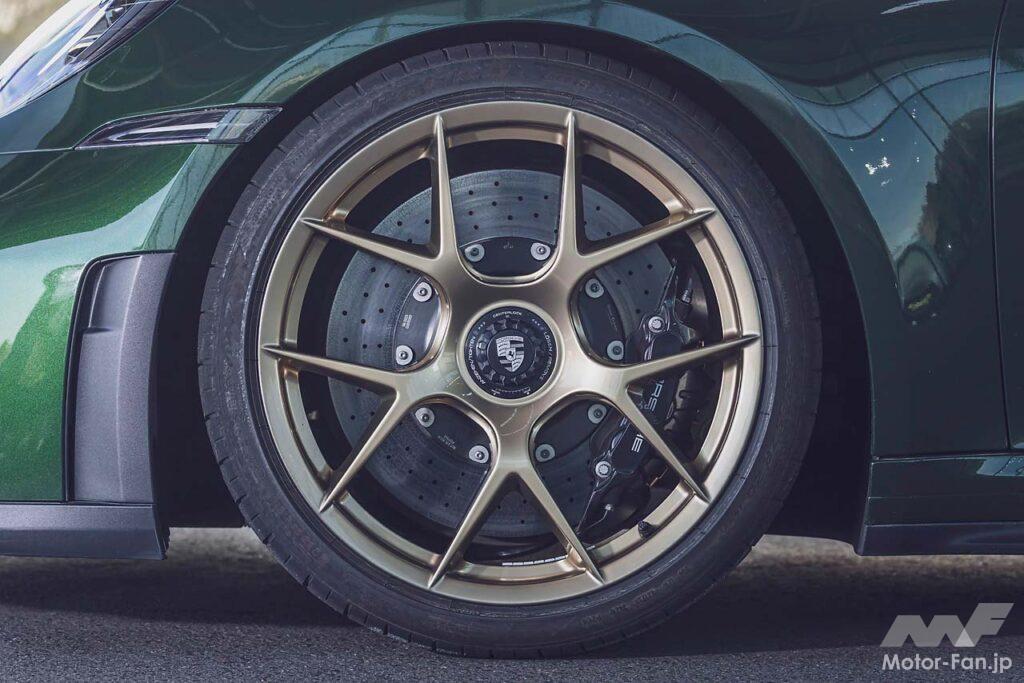 ツーリングパッケージの試乗車は6速MT仕様。エンジンの始動はカレラ系のようなボタン式ではなく、ロータリー式のイグニッションスイッチが残されている。ライトウェイトパッケージ(507.2万円)が装着されており、これを選ぶとルーフやバケットシート、リヤのスタビライザーがカーボン製になるほか、6速MTが911 S/T譲りのショートストロークタイプに。ホイールも9kgの軽量化を実現するマグネシウム製だ。リヤシートは無償オプション。