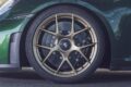 ツーリングパッケージの試乗車は6速MT仕様。エンジンの始動はカレラ系のようなボタン式ではなく、ロータリー式のイグニッションスイッチが残されている。ライトウェイトパッケージ（507.2万円）が装着されており、これを選ぶとルーフやバケットシート、リヤのスタビライザーがカーボン製になるほか、6速MTが911 S/T譲りのショートストロークタイプに。ホイールも9kgの軽量化を実現するマグネシウム製だ。リヤシートは無償オプション。