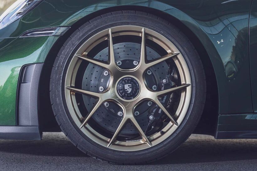 ツーリングパッケージの試乗車は6速MT仕様。エンジンの始動はカレラ系のようなボタン式ではなく、ロータリー式のイグニッションスイッチが残されている。ライトウェイトパッケージ（507.2万円）が装着されており、これを選ぶとルーフやバケットシート、リヤのスタビライザーがカーボン製になるほか、6速MTが911 S/T譲りのショートストロークタイプに。ホイールも9kgの軽量化を実現するマグネシウム製だ。リヤシートは無償オプション。