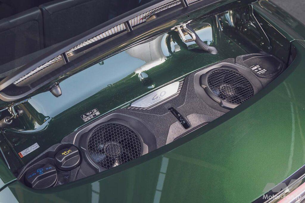ツーリングパッケージの試乗車は6速MT仕様。エンジンの始動はカレラ系のようなボタン式ではなく、ロータリー式のイグニッションスイッチが残されている。ライトウェイトパッケージ（507.2万円）が装着されており、これを選ぶとルーフやバケットシート、リヤのスタビライザーがカーボン製になるほか、6速MTが911 S/T譲りのショートストロークタイプに。ホイールも9kgの軽量化を実現するマグネシウム製だ。リヤシートは無償オプション。