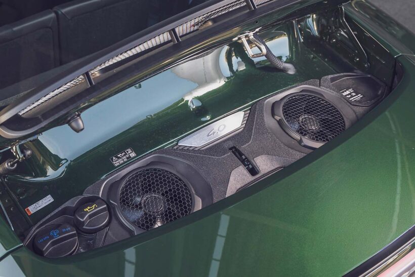 ツーリングパッケージの試乗車は6速MT仕様。エンジンの始動はカレラ系のようなボタン式ではなく、ロータリー式のイグニッションスイッチが残されている。ライトウェイトパッケージ（507.2万円）が装着されており、これを選ぶとルーフやバケットシート、リヤのスタビライザーがカーボン製になるほか、6速MTが911 S/T譲りのショートストロークタイプに。ホイールも9kgの軽量化を実現するマグネシウム製だ。リヤシートは無償オプション。