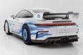 カーボン製のリヤウイングはエンドプレートを大型化、ディフューザーも専用設計としてダウンフォースを最適化。「エアロディスク」はカーボン製のホイールカバーで、こちらはダウンフォースの向上に貢献。