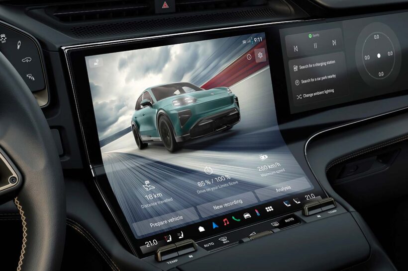 ポルシェらしさを感じさせながらも、新たなデザインを採用したインテリア。センターのモニターは大きく曲がる1枚パネルを採用。