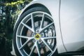 マッチングに優れるグッドイヤー・イーグルF1を履くエミーラ。タイヤサイズは前245/35R20、後295/30R20だ。