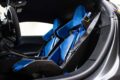 サーキット志向なので、カーボン製バケットシートと4点式シートベルトを装備する。一般道走行用に3点式シートベルトも備える。