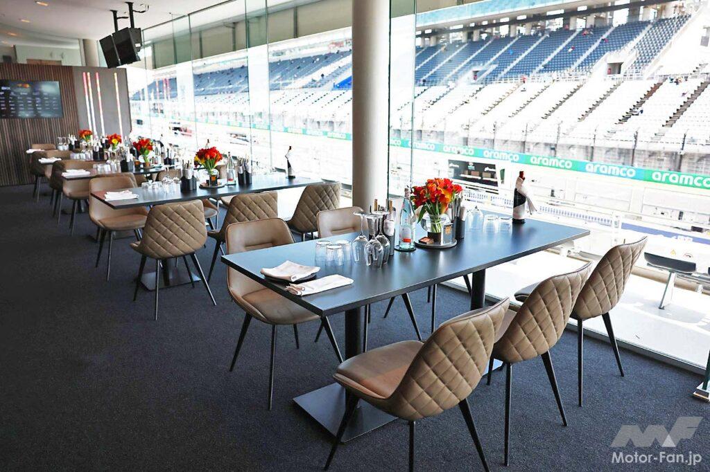 メインストレートを疾走するF1マシンを眺めながらワールドクラスの料理と飲み物が楽しめる。大型モニターで予選からマクラーレンチームの状況を確認できるがテラスに出てもいい。