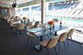 メインストレートを疾走するF1マシンを眺めながらワールドクラスの料理と飲み物が楽しめる。大型モニターで予選からマクラーレンチームの状況を確認できるがテラスに出てもいい。